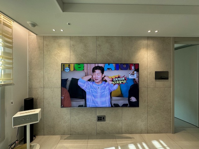 수도권 아파트 (타일 아트월) 75인치 벽걸이TV 설치 시공 사진 4