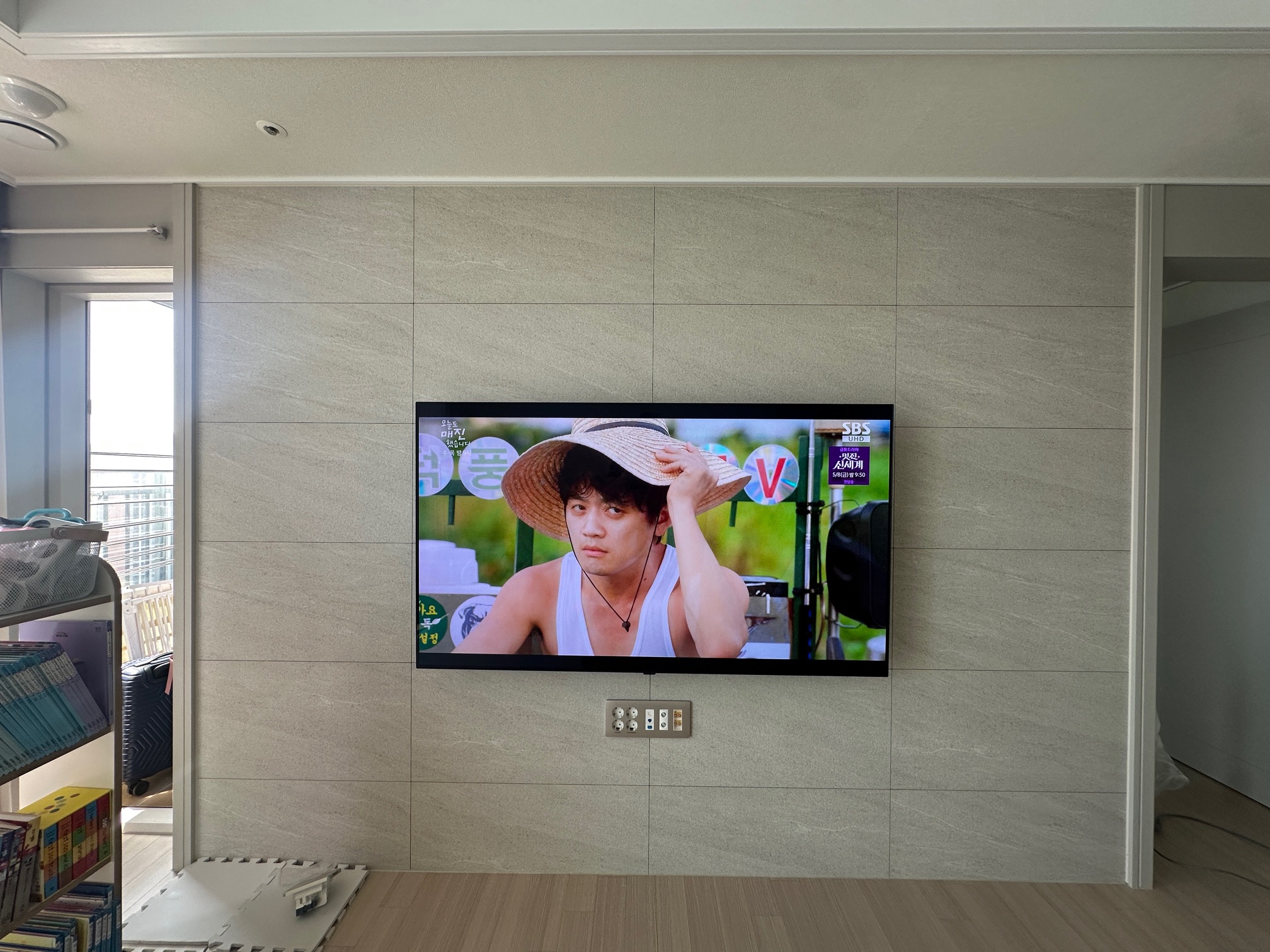 옥정 중흥S클래스 65인치 벽걸이TV 설치 시공 사진 3