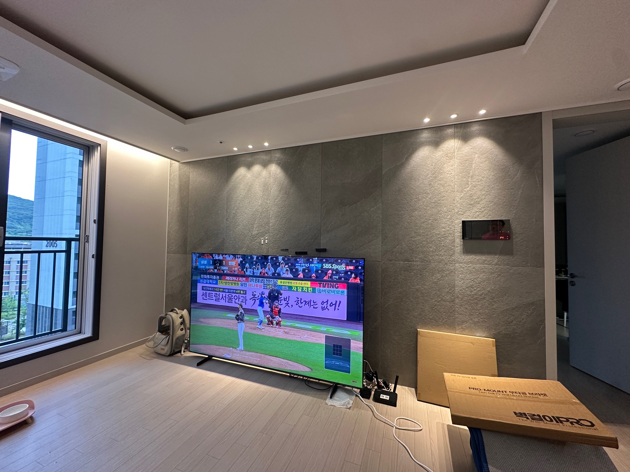 고산수자인 2단지 85인치 벽걸이TV 설치 시공 사진 1